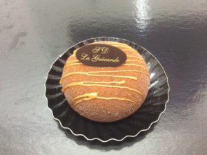 Mousse Chocolat noir avec son insert crémeux de caramel beurre salée au sel de Guérande sur un biscuit dacquoise 